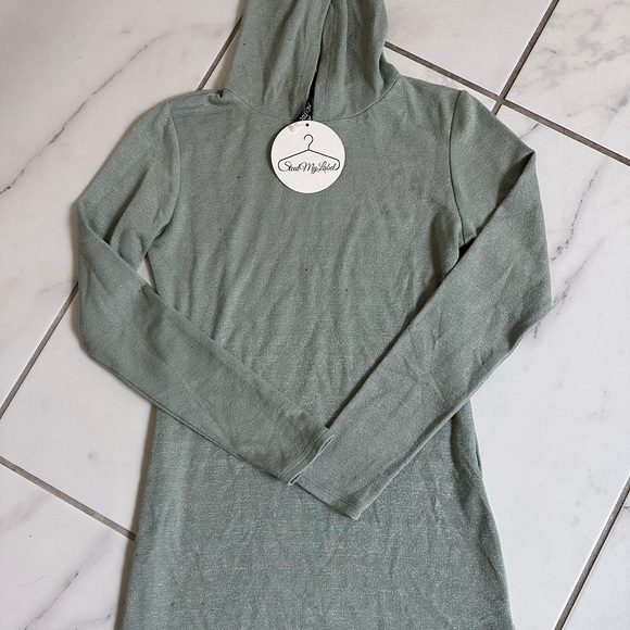 Lightweight workout pullover tunic with hoodie in size small. Boutique item. - Picture 1 of 6